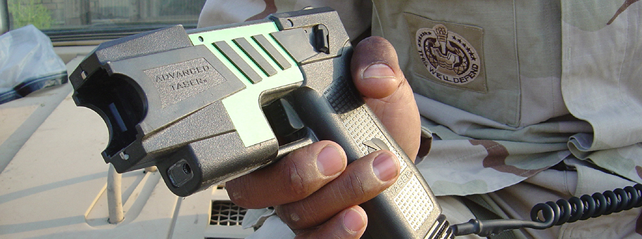 Ein Taser der Marke M26, hier in militärischer Ausführung.