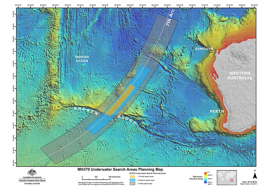 Suche nach dem Wrack von Flug MH 370. Karte der australischen Verkehrssicherheitsbehörde vom Juni 2014 mit Darstellung der 7. Ping-Linie. Die orange Zone wurde zu dieser Zeit als Suchzone mit der höchsten Wahrscheinlichkeit bewertet, die blaue und graue Zonen mit mittlerer bzw. geringer Wahrscheinlichkeit.