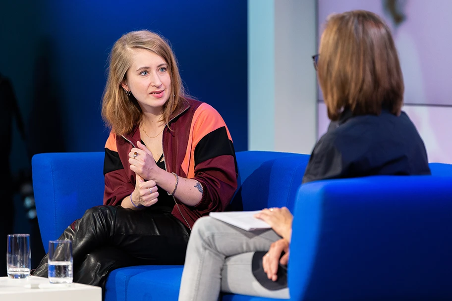 Margarete Stokowski auf dem Blauen Sofa während der Frankfurter Buchmesse 2018.