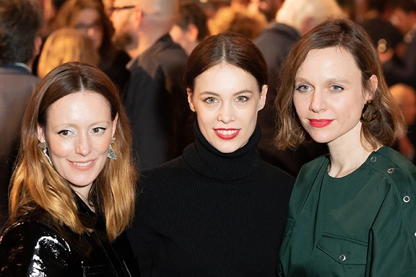 Die deutsche Schauspielerin Paula Beer (mitte) spielt in dem Film die Rolle der Undine.