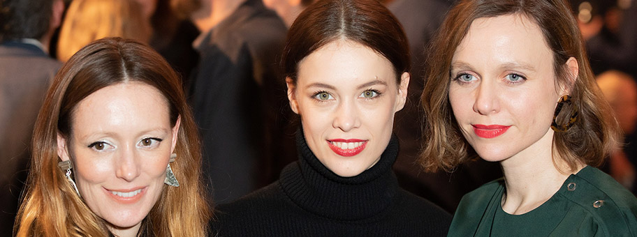 Die deutsche Schauspielerin Paula Beer (mitte) spielt in dem Film die Rolle der Undine.