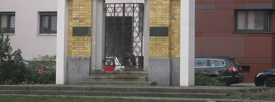 Auf dem Jerusalemer Platz in Halle an der Saale befindet sich das Synagogen-Mahnmal. Von der 1870 gebauten Synagoge konnte nur das Portal, welches nun das Mahnmal darstellt, erhalten werden, während das sonstige Gebäude in der Reichspogromnacht von den Nationalsozialisten zerstört wurde.