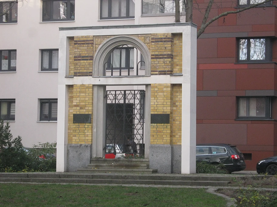 Auf dem Jerusalemer Platz in Halle an der Saale befindet sich das Synagogen-Mahnmal. Von der 1870 gebauten Synagoge konnte nur das Portal, welches nun das Mahnmal darstellt, erhalten werden, während das sonstige Gebäude in der Reichspogromnacht von den Nationalsozialisten zerstört wurde.