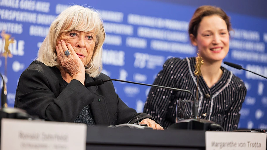 Die deutsche Regisseurin Margarethe von Trotta und Vicky Krieps an der Berlinale am 19. Februar 2023 anlässlich der Präsentation ihres Filmes 