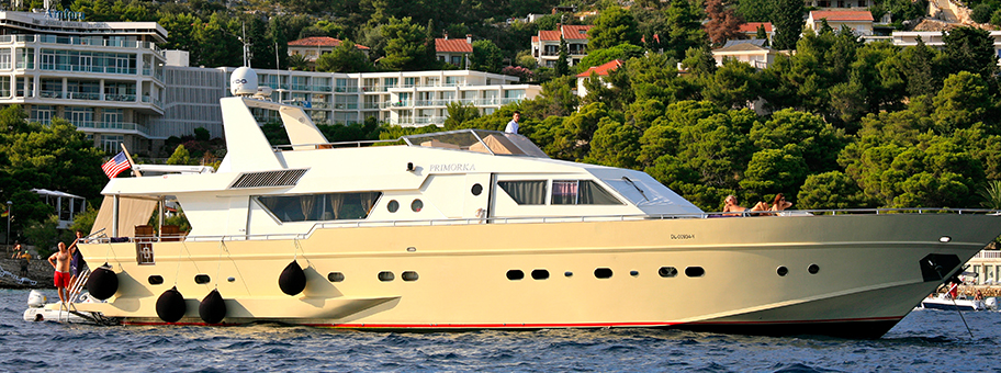 Die Luxusyacht M.Y. Primorka vor der adriatischen Küste bei Split, Kroatien.