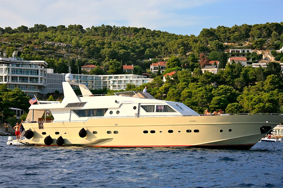 Die Luxusyacht M.Y. Primorka vor der adriatischen Küste bei Split, Kroatien.