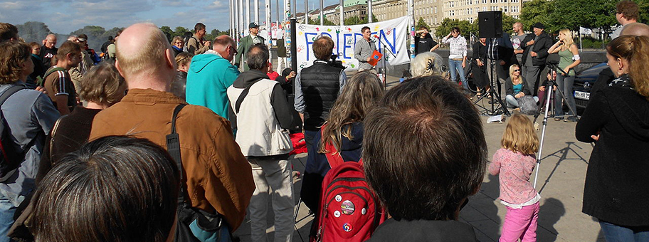 Mahnwache für den Frieden. Montagsdemonstration in Hamburg am Jungfernstieg.