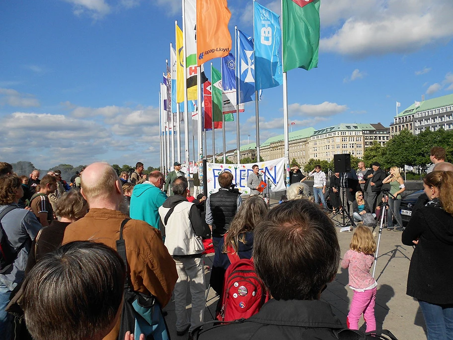 Mahnwache für den Frieden. Montagsdemonstration in Hamburg am Jungfernstieg.