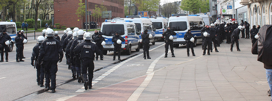 1. Mai-Auftritt der Hamburger Polizei während der Corona-Pandemie 2021. Andere Berufsgruppe waren nicht zugelassen.