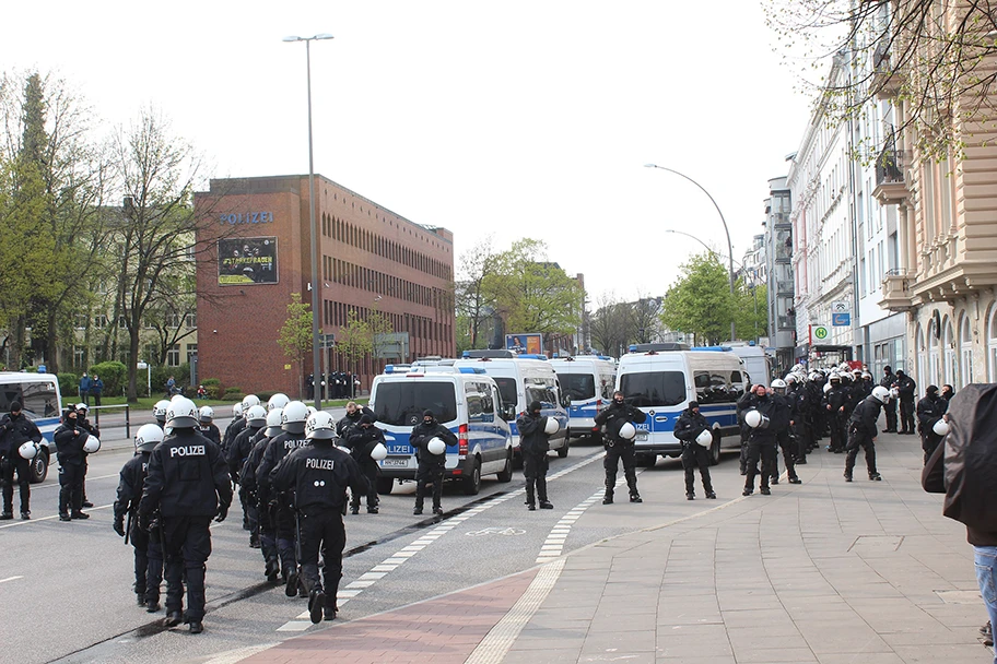 1. Mai-Auftritt der Hamburger Polizei während der Corona-Pandemie 2021. Andere Berufsgruppe waren nicht zugelassen.