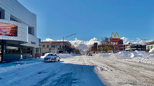 Strasse in Buffalo, New York, November 2022.