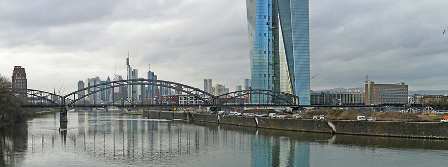 Mainpanorama mit Deutschherrnbrücke, EZB-Neubau und Osthafenzufahrt.