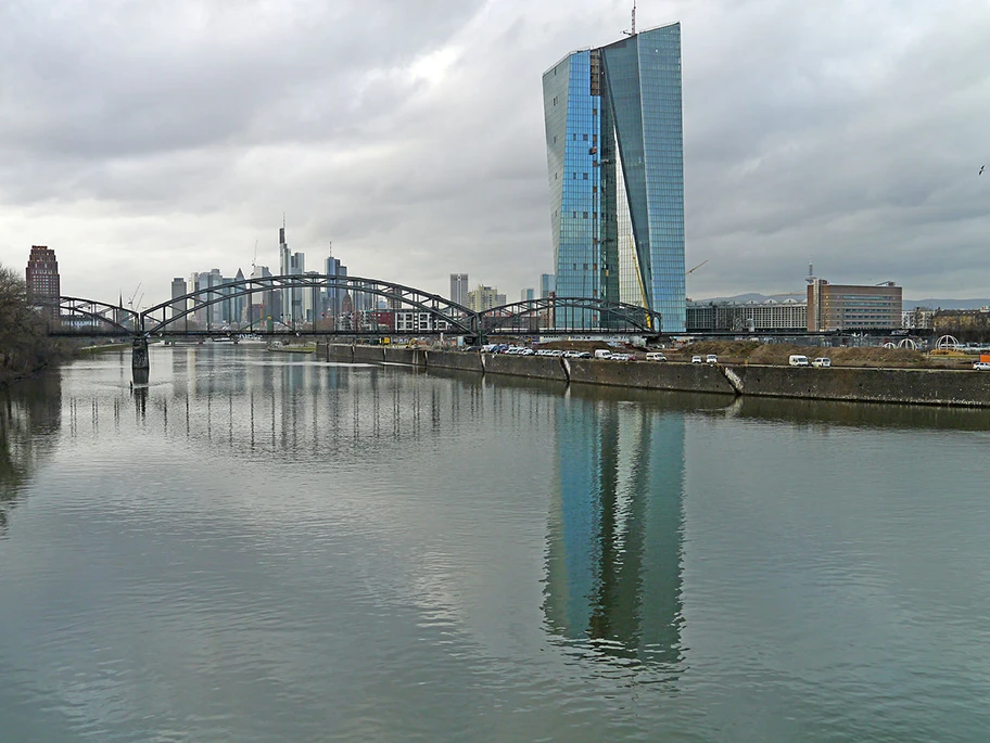 Mainpanorama mit Deutschherrnbrücke, EZB-Neubau und Osthafenzufahrt.