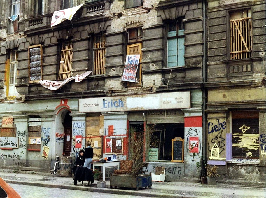 Ost-Berlin, Besetzte Häuser, Mainzer Strasse, im Juni 1990.