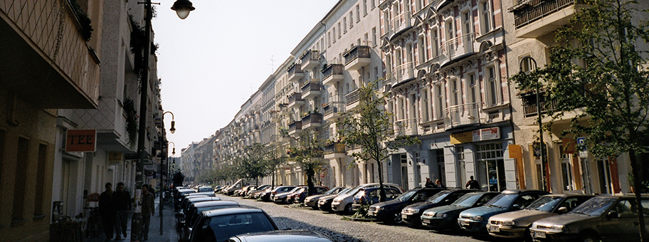 Gentrifizierung in Berlin. Die ehemals besetzten Häuser an der Mainzer Strasse in Berlin-Friedrichshain heute.