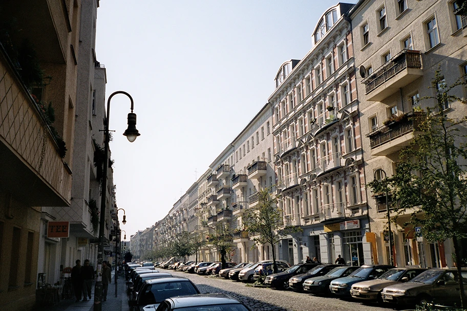 Gentrifizierung in Berlin. Die ehemals besetzten Häuser an der Mainzer Strasse in Berlin-Friedrichshain heute.