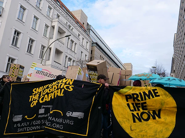Das "Make Amazon Pay!" Bündnis rief am "Black Friday" (24. November 2017) zu einer Demonstration und der Blockade eines Logistikzentrums von Amazon in der Uhlandstraße in Berlin-Charlottenburg auf.