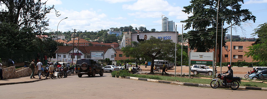 Eingang zum Campus der Makerere Universität in Ugandas Hauptstadt Kampala. Hier werden Hybrid– und Solar-Modelle entwickelt.