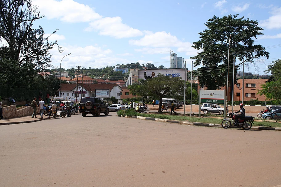 Eingang zum Campus der Makerere Universität in Ugandas Hauptstadt Kampala. Hier werden Hybrid– und Solar-Modelle entwickelt.