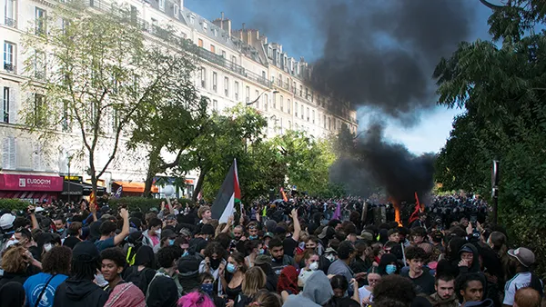 Demonstration von Schülern und Studenten am 6. Oktober 2026 in Paris, zwischen République und Nation. Demonstranten legen auf dem Boulevard Voltaire, kurz vor der Place de la Nation, ein Feuer.