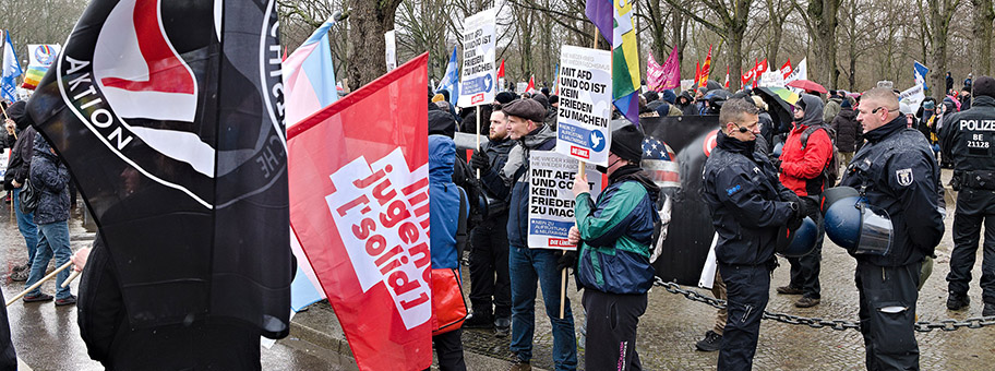 Protest des Manifests für den Frieden von Sarah Wagenknecht und Alice Schwarzer mit der Forderung die Ukraine nicht mehr in ihrem Kampf gegen die russische Invasion zu unterstützen.