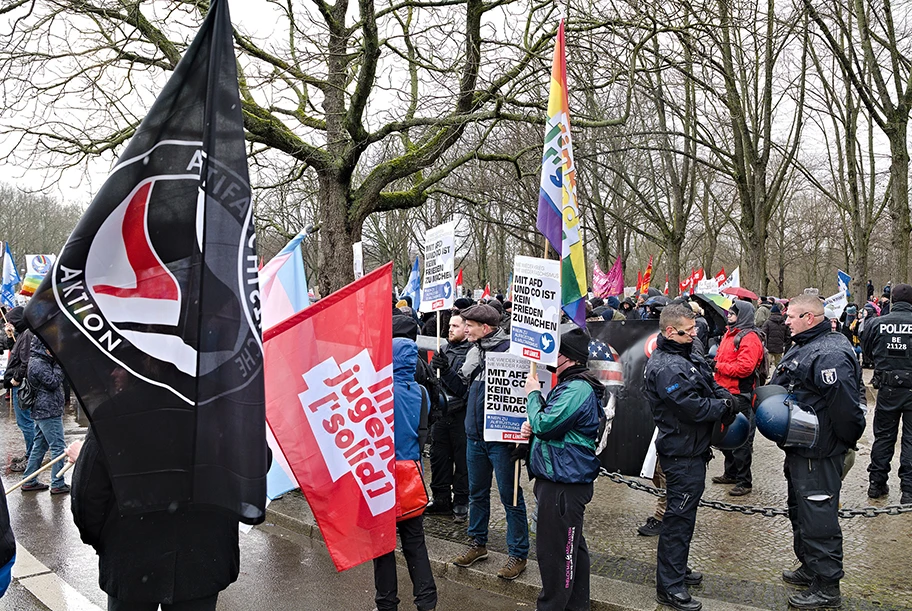 Protest des Manifests für den Frieden von Sarah Wagenknecht und Alice Schwarzer mit der Forderung die Ukraine nicht mehr in ihrem Kampf gegen die russische Invasion zu unterstützen.