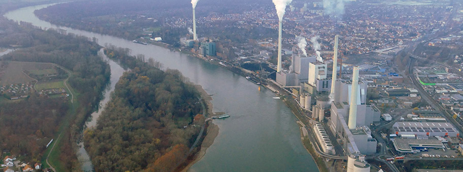 Das Grosskraftwerk Mannheim und Rheinfähre Altrip, Dezember 2018.