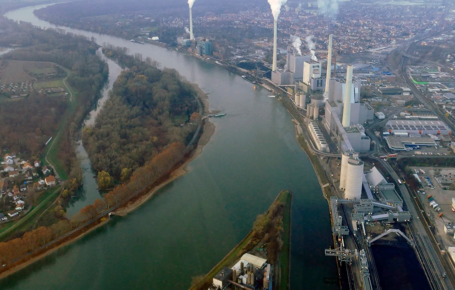 Das Grosskraftwerk Mannheim und Rheinfähre Altrip, Dezember 2018.