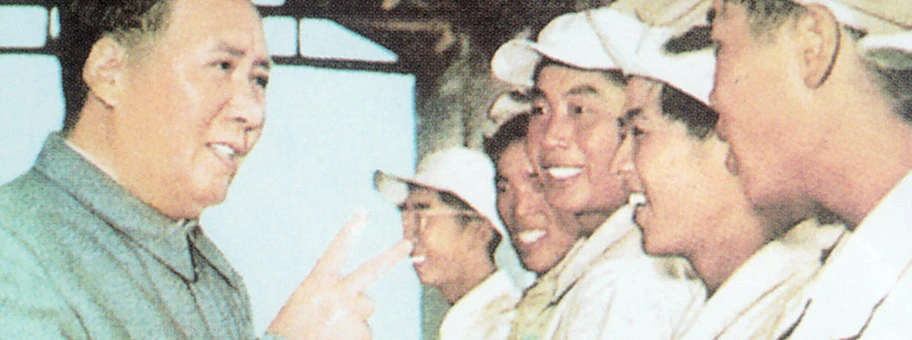 Mao Zedong mit Arbeitern, ca. 1950.