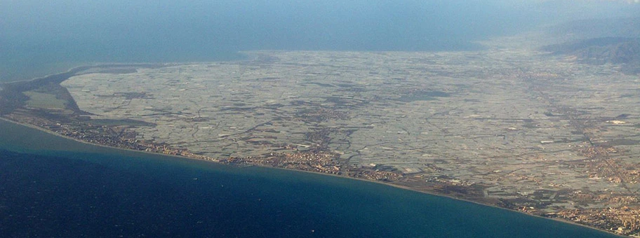 Das Plastikmeer von Almeria. Auf 35'000 Hektaren Fläche breiten sich die Gewächshäuser an der andalusischen Küste aus.