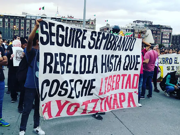 Proteste im Zusammenhang mit der gewaltsamen Entführung von 43 Studenten in Ayotzinapa, 26. September 2019. Transparent: „Ich werde weiterhin Rebellion säen, bis ich Freiheit ernte. Ayotzinapa“.