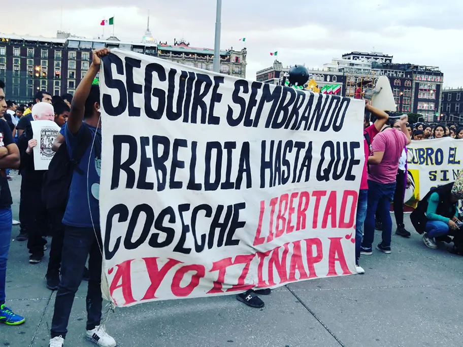Proteste im Zusammenhang mit der gewaltsamen Entführung von 43 Studenten in Ayotzinapa, 26. September 2019. Transparent: „Ich werde weiterhin Rebellion säen, bis ich Freiheit ernte. Ayotzinapa“.