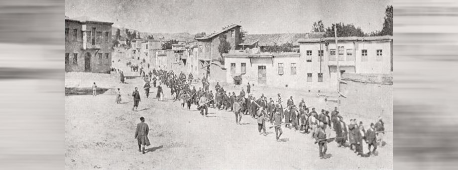 Armenier werden im April 1915 von osmanischen Soldaten aus Karphert (türkisch: Harput) in ein Gefangenenlager im nahen Mezireh (türkisch: Elazığ) geführt.