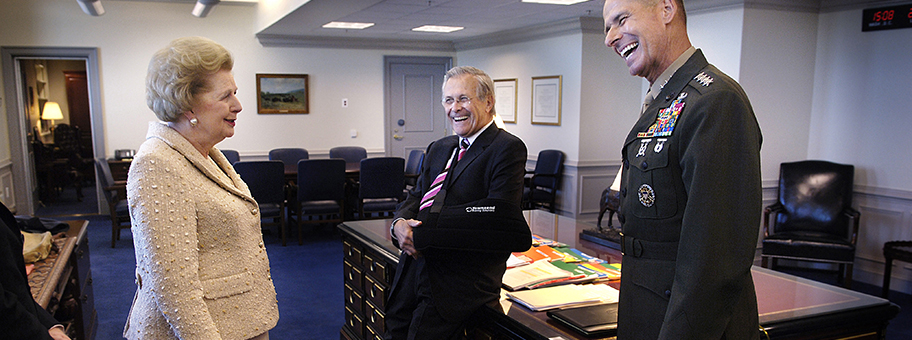Margaret Thatcher, Wegbereiterin des britischen Neoliberalismus, welcher seit drei Jahrzehnten die angelsächsische Finanzwelt beherrscht. Hier auf Besuch im Pentagon in Washington am 12. September 2006.