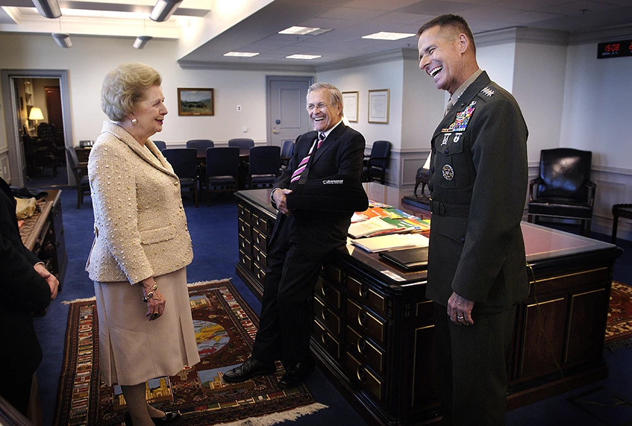 Margaret Thatcher, Wegbereiterin des britischen Neoliberalismus, welcher seit drei Jahrzehnten die angelsächsische Finanzwelt beherrscht. Hier auf Besuch im Pentagon in Washington am 12. September 2006.