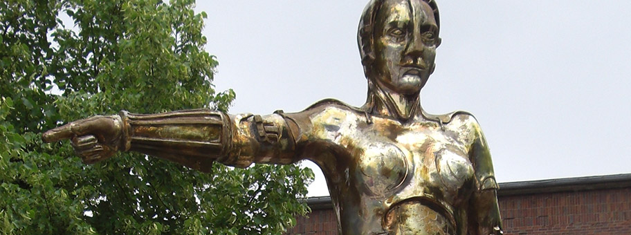 „Maria“ aus „Metropolis“. Statue im Filmpark Babelsberg.