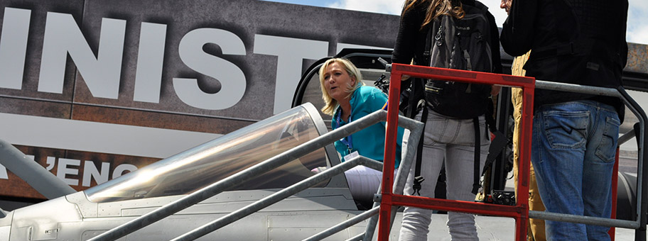 Marine Le Pen an einer Dassault Rafale Ausstellung, Juni 2015.