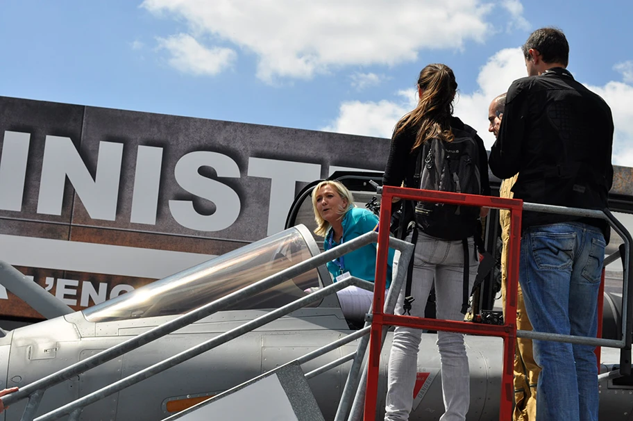 Marine Le Pen an einer Dassault Rafale Ausstellung, Juni 2015.