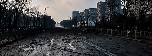 Zerstörte Strasse in Mariupol, März 2022.