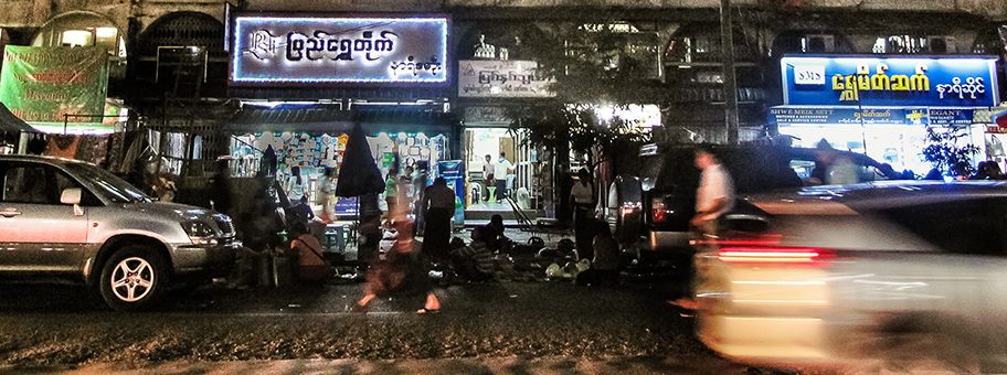 Strassenszene in der Nähe des Marktes der Hafenstadt Yangon, Myanmar.