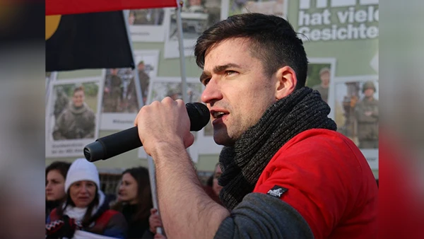 Einer der Teilnehmer beim Nazi-Treffen im Hotel bei Potsdam war der breits bekannte rechtsextreme Aktivist Martin Sellner (hier am 2. September 2016 an einer Demo in Graz) aus Österreich.