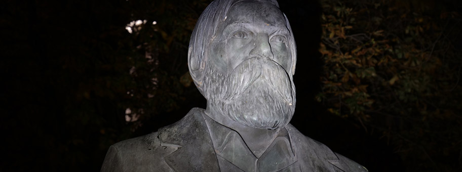 Marx-Engels-Denkmal am Marx-Engels-Forum in Berlin bei Nacht.