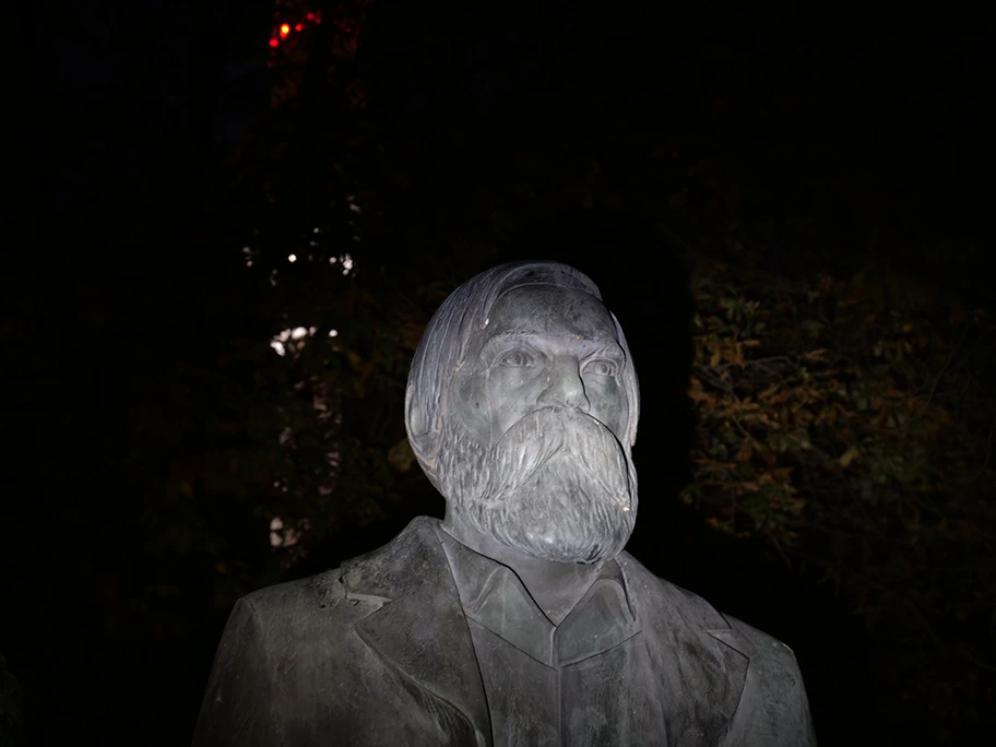 Marx-Engels-Denkmal am Marx-Engels-Forum in Berlin bei Nacht.