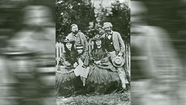 Karl Marx (rechts im Bild) mit seinen Töchtern, 1860.