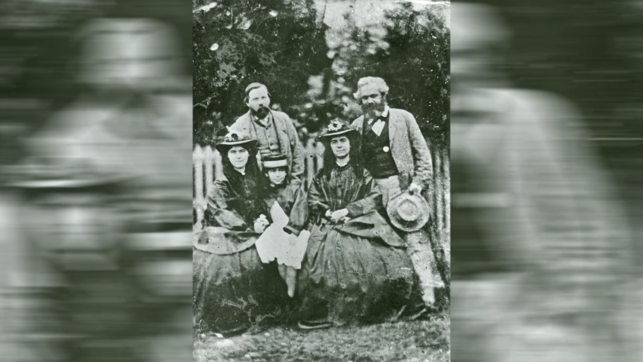 Karl Marx (rechts im Bild) mit seinen Töchtern, 1860.