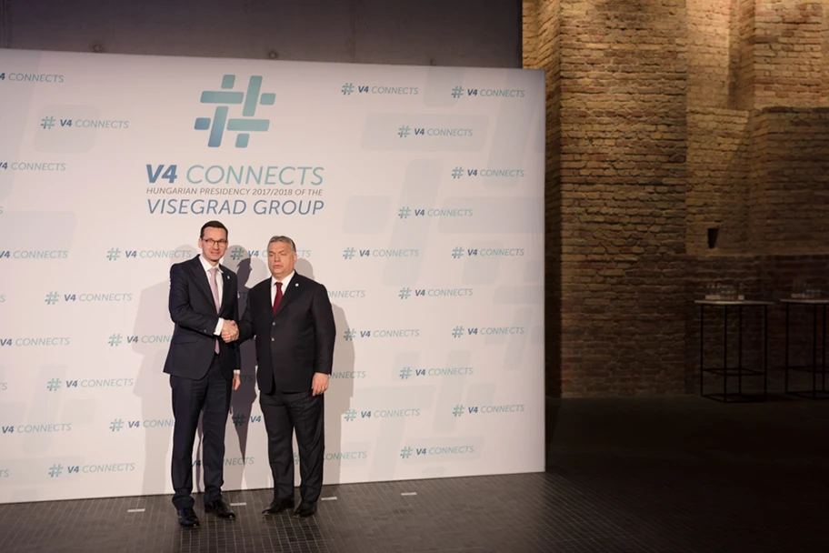 Treffen der Visegrád-Staaten in Budapest, Januar 2018. Der ungarische Ministerpräsident Viktor Orbán (rechts im Bild) mit dem polnischen Ministerpräsidenten Mateusz Morawiecki.