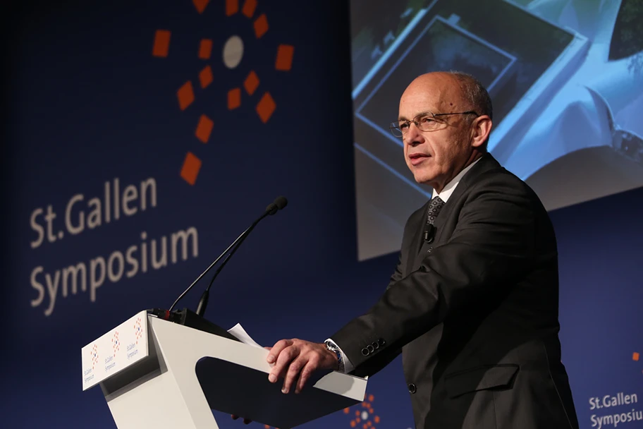 Ueli Maurer im Mai 2012 während der Eröffnungsansprache des 42. St. Gallen Symposium an der Universität St. Gallen.