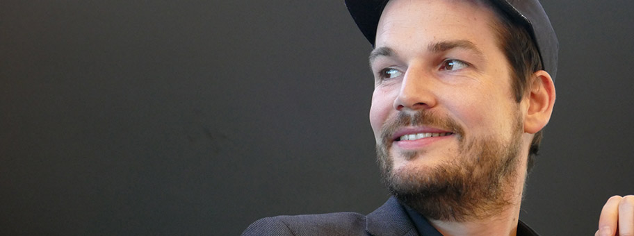 Max Czollek bei der Veranstaltung Fokus Lyrik in Frankfurt 2019.