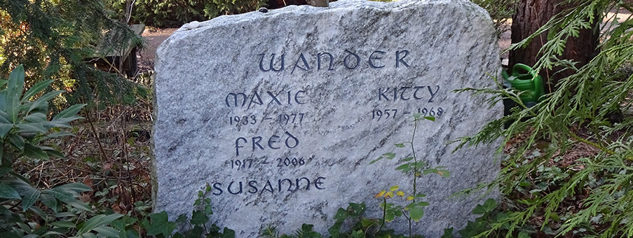 Grabstein der Schrifteller Maxie Wander und Fred Wander auf dem Waldfriedhof Kleinmachnow in Kleinmachnow bei Berlin.