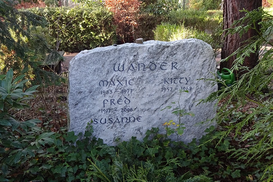 Grabstein der Schrifteller Maxie Wander und Fred Wander auf dem Waldfriedhof Kleinmachnow in Kleinmachnow bei Berlin.